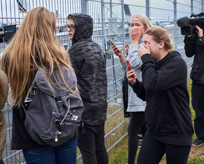 Þessar stúlkur eru greinilega miklir aðdáendur Bieber enda grétu þær af gleði þegar söngvarinn kom.