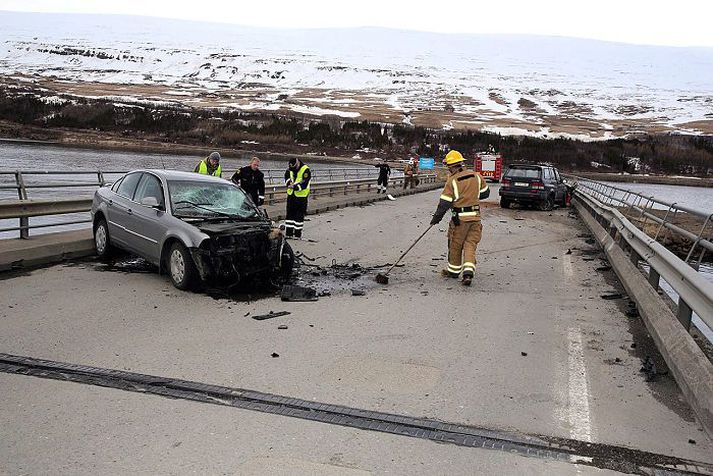 Áreksturinn var mjög harður, eins og sjá má á bílunum. Þeir eru báðir ónýtir. Mynd/Þorgeir Baldursson