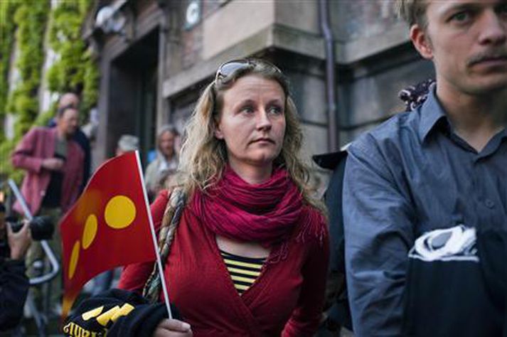 Íbúarnir milli vonar og ótta fyrir utan réttinn í gær.