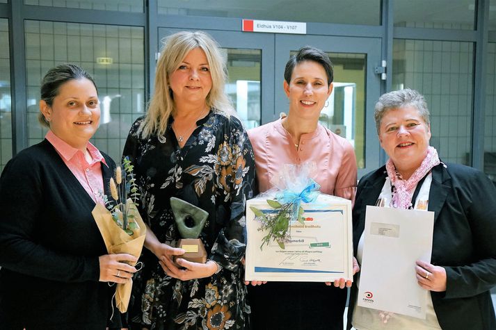 Ana Aleksic, fulltrúi nemenda, Guðlaug Stella Brynjólfsdóttir og Nicole Leigh verkefnastjórar og Elísabet Karlsdóttir, forstöðumaður Gerðubergs, tóku á móti merkinu.