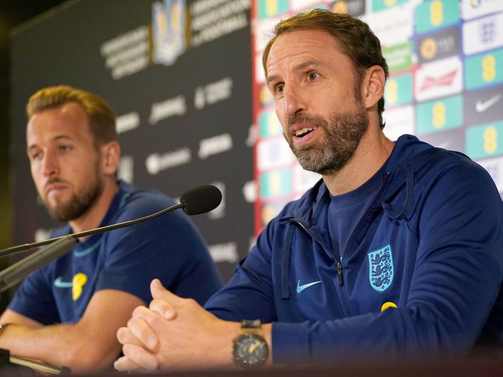 Gareth Southgate landsliðsþjálfari og Harry Kane á blaðamannafundi fyrir leikinn gegn Úkraínu.