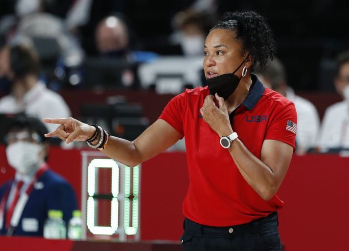 Dawn Staley að stýra bandaríska landsliðinu á Ólympíuleikunum í sumar.