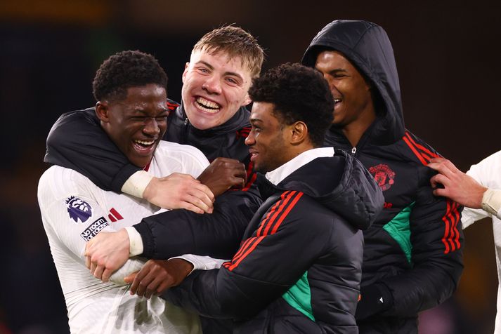 Samherjar Kobbies Mainoo fagna honum eftir sigur Manchester United á Wolves.