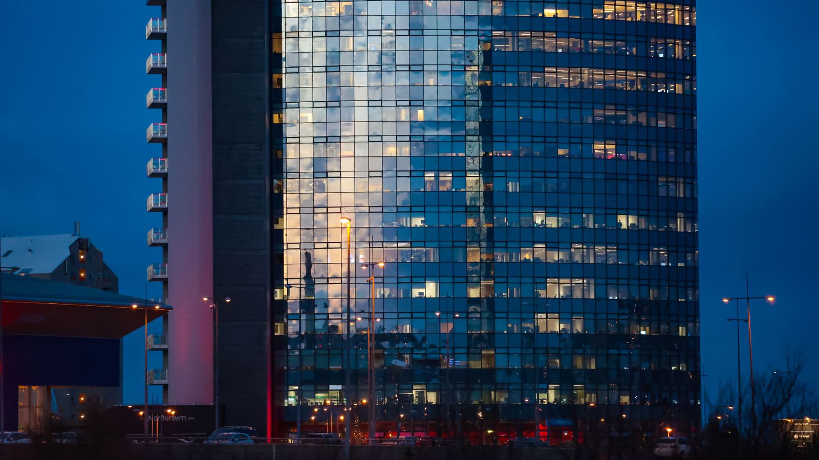 Sjóðastýringa­risinn heldur á­fram að minnka hlut sinn í Ís­lands­banka