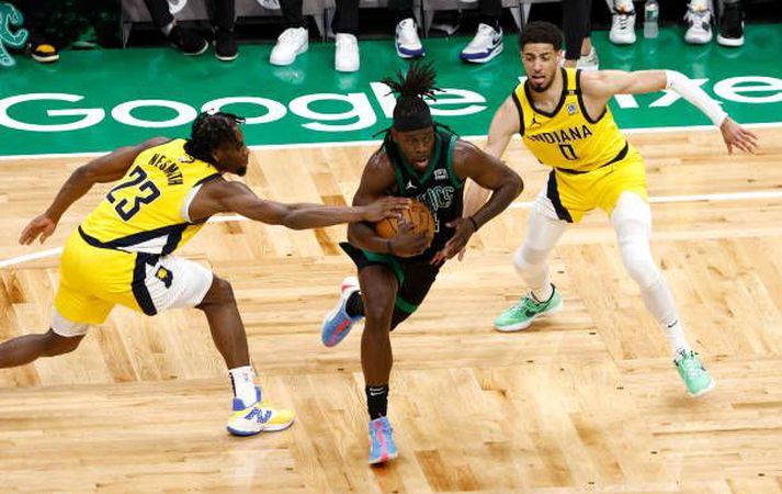 Jrue Holiday yfirsteig veikindi og reyndist hetja Celtics. 