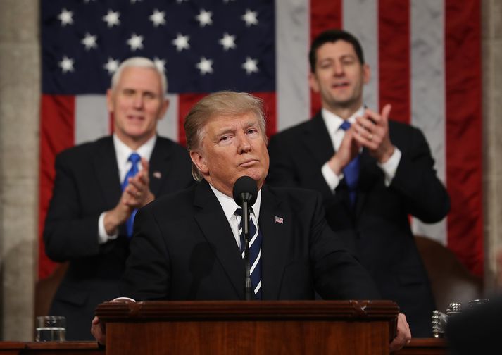 Mike Pence og Paul Ryan klappa fyrir Donald Trump, forseta Bandaríkjanna.