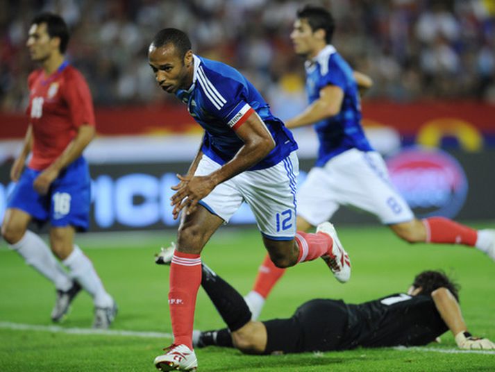 Thierry Henry sést hér búinn að senda boltann í markið í fimmtugasta sinn fyrir Frakka.