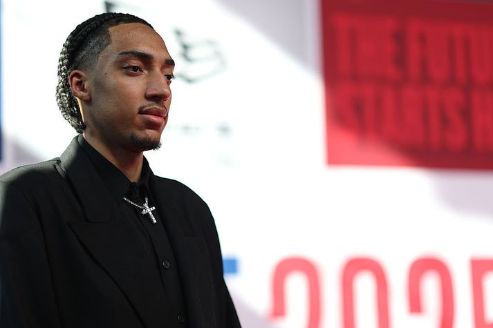 Noa Essengue á rauða dreglinum við NBA-nýliðavalið í New York í gær.