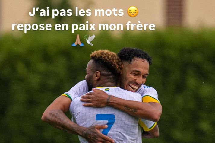 Aubameyang faðmar hér Aaron Boupendza heitinn.