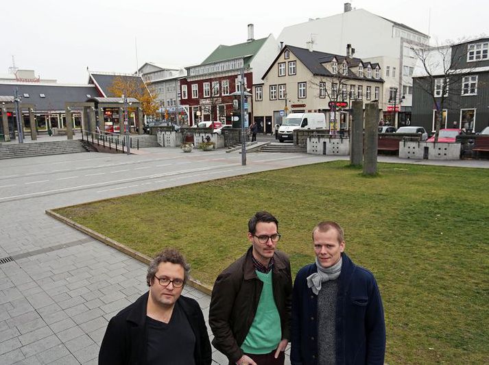 Stefán Pálsson, Anton Kaldal Ágústsson og Gunnar Vilhjálmsson á Ingólfstorgi þar sem þeir vilja að stytta verði reist af Matthew Parker, föður bókstafsins.