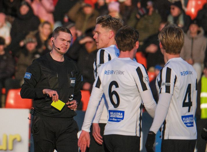 Jóhann Ingi Jónsson dómari með gula spjaldið á lofti í leik Fylkis og KR. Hann lyfti gula spjaldinu ellefu sinnum í leiknum og rauða spjaldið fór tvisvar á loft.