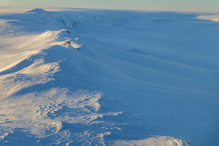 Jökulhlaupið úr Grímsvötnum náði hámarki í gær en skjálftavirkni hófst á svæðinu í morgun. 