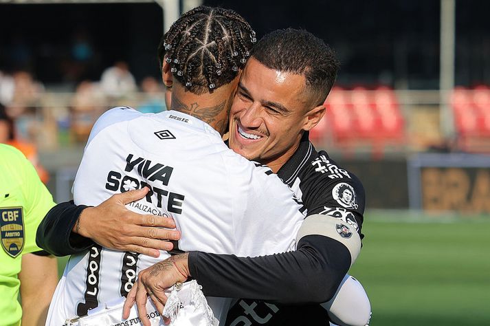 Neymar og Coutinho knúsast fyrir leik Santos og Vasco í fyrra. Það voru miklir fagnaðarfundir þegar Coutinho mætti til Santos í dag.