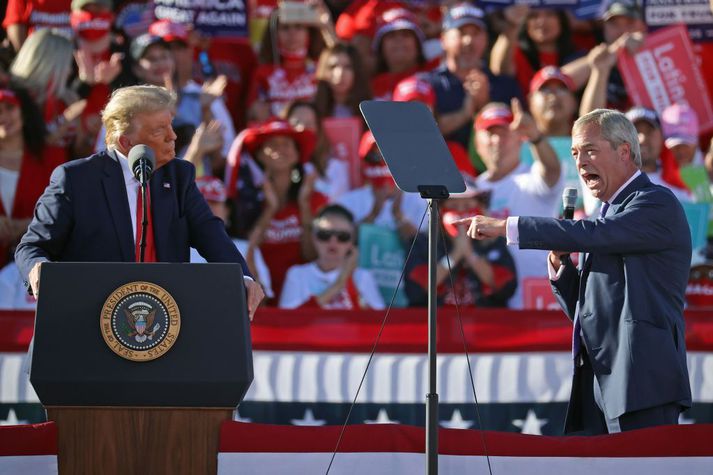 Breski stjórnmálamaðurinn Nigel Farage kom fram á kosningafundi með Trump í Arizona í gær.