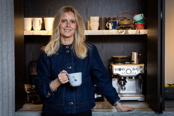 Annan hvern morgunn fær Lára Hrafnsdóttir, markaðsstjóri Sjóvá, kaffibolla í rúmið og annan hvern morgunn færir hún manninum sínum kaffi í rúmið. Skýringin er kerfi sem þau hafa á morgnana og hefur gefist vel, þar sem þau skiptast á að vakna snemma með litlum börnum.