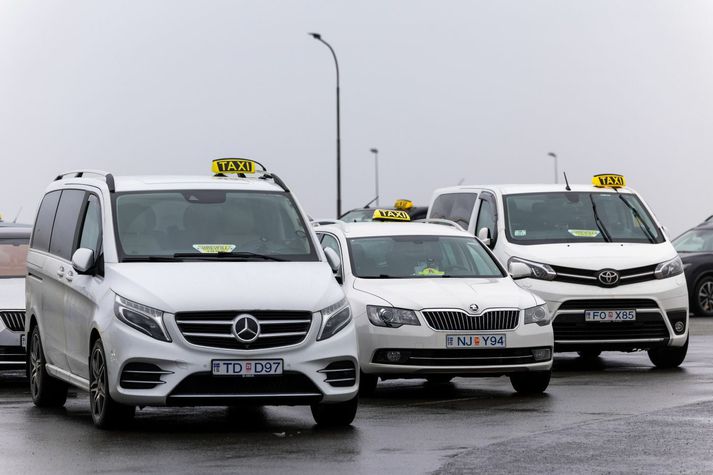 Vilji leigubílstjórar komast hjá því að fá kæru segir Unnar Már aðalvarðstjóri gott fyrir þá að yfirfara ökutækin og tryggja að allur viðeigandi öryggisbúnaður sé til staðar.