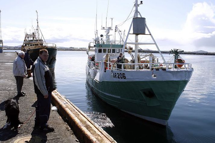 lætur úr höfn Jóhanna ÁR heldur til veiða meðan nafna hennar Sigurðardóttir er gagnrýnd fyrir að koma ekki í veg fyrir þær.
mynd/víkurfréttir