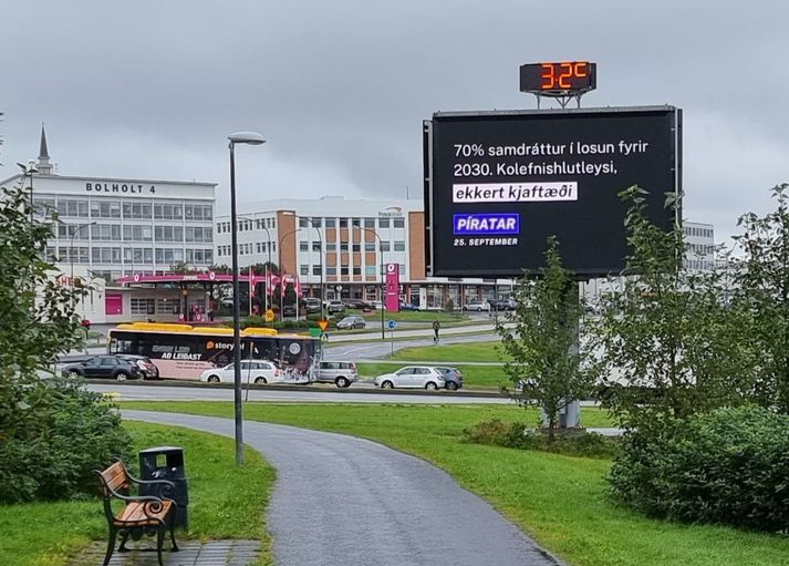 Auglýsingar frá stjórnmálaflokkum hafa ekki farið framhjá einum einasta manni síðustu daga. Eða hann þyrfti alla vega að hafa komið sér kirfilega fyrir í helli til þess að sleppa við þær.