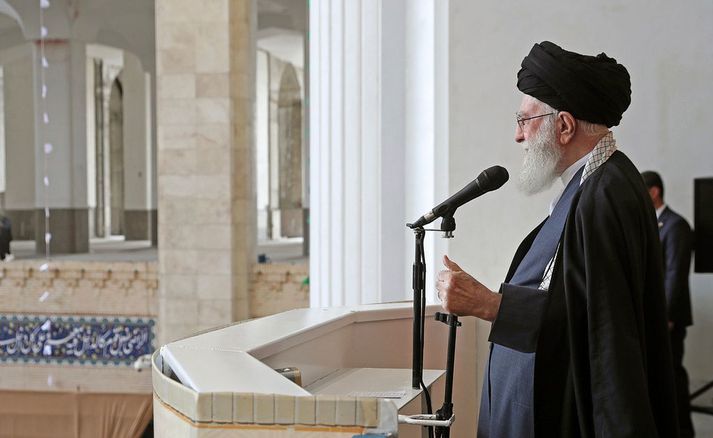 Ali Khamenei, æðsti klerkur og leiðtogi Írans, ávarpar trúbræður sína við bænastund í Teheran í dag.