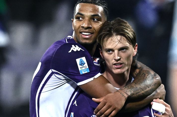 Albert Gudmundsson fagnar marki sínu með liðfélaga í Fiorentina.