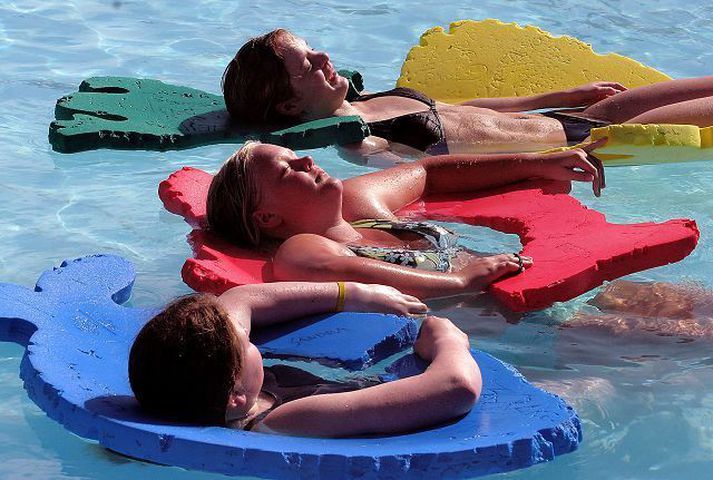 Margir fara í sund þegar veðrið er svona gott.