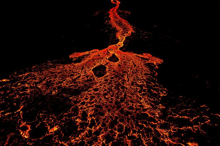Samanlagt hraunrennsli jókst eftir að ný gossprunga opnaðist í gær en nú er rennslið að nálgast fyrra horf.
