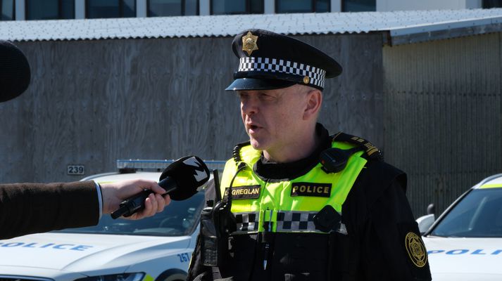 Jón Þór Karlsson rannsóknarlögreglumaður segir afar tímafrekt að rannsaka fölsuð skilríki. 
