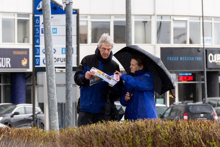 Ferðamenn skoða kort af Reykjavík við Suðurlandsbraut.