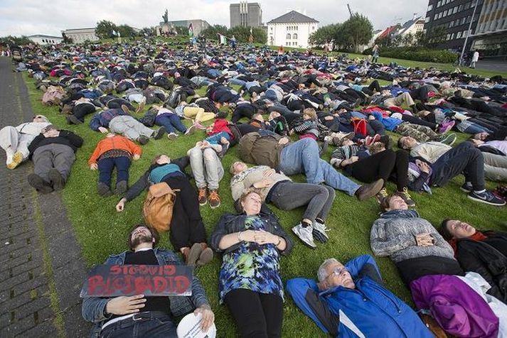 Sjö hundruð manns lögðust niður á Arnarhóli til að setja í samhengi fjölda þeirra látnu.