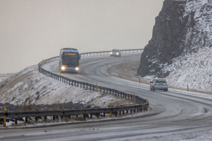 Á morgun má búast við fljúgandi hálku í Hvalfirði, sem er nálægt Kollafirði. Þar var hálka þegar ljlósmyndari Vísis var á ferðinni.