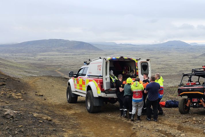 Mynd af vettvangi þar sem verið er að færa konuna úr buggy-bíl yfir í björgunarsveitarbíl.