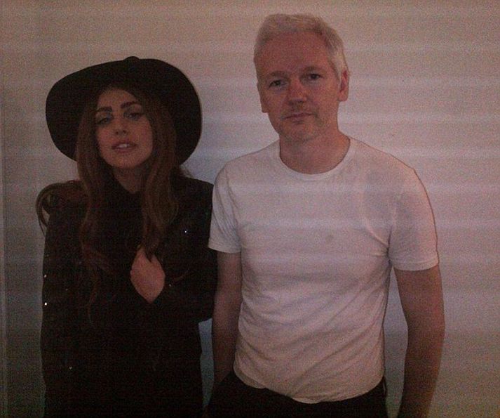 Lady Gaga og Julian Assange.