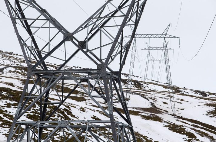 „Allir vinnuflokkar Landsnets eru í viðbragðsstöðu og í undirbúningi er að manna helstu tengivirki á vestan- og norðanverðu landinu. Landsnet undirbýr einnig aðrar ráðstafanir.“