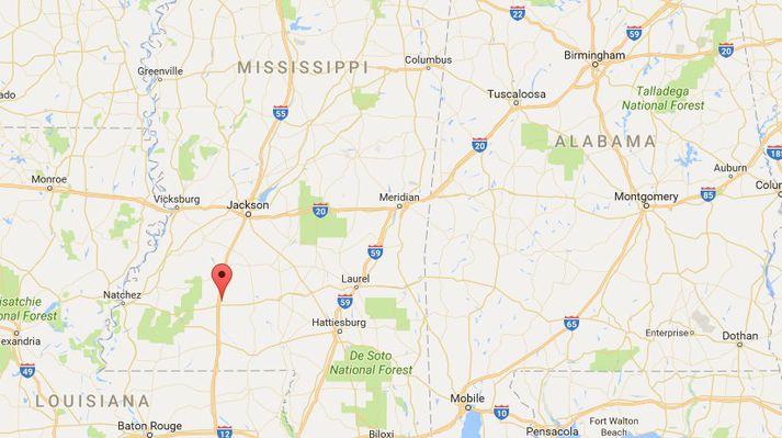 Hinn grunaði fór inn á þrjú heimili í grennd við bæinn Brookhaven, sem merktur er með rauðu á kortinu, sunnan við Jackson, höfuðborg Mississippi-fylkis.