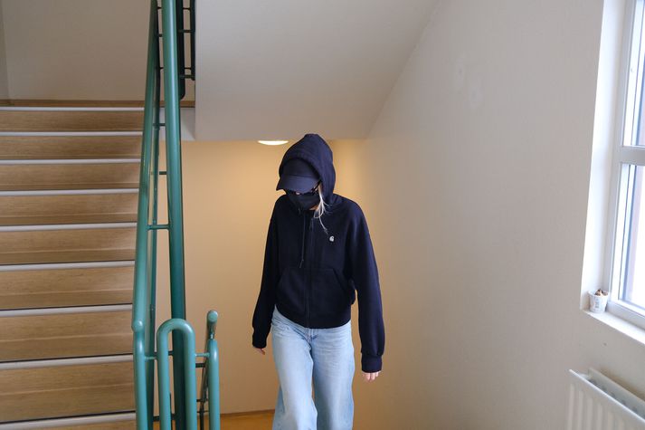 Konan sem er nýorðin tvítug segist áður hafa aðstoðað við tálbeituaðgerðir. Hún segir þær ekki hafa verið ofbeldisfullar í þau skipti.