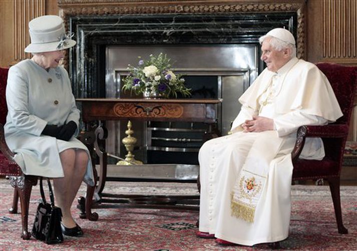 Benedikt páfi ræðir við Elísabetu Englandsdrottningu.