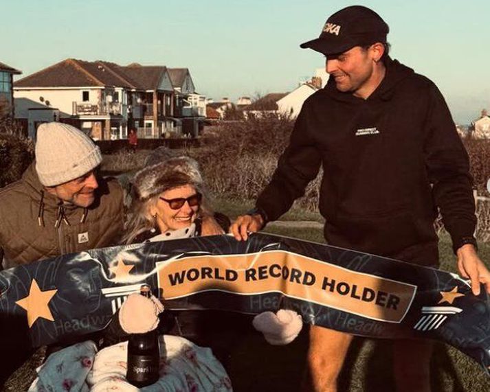 Sam King með móður sinni í markinu og með heimsmetsborðann.