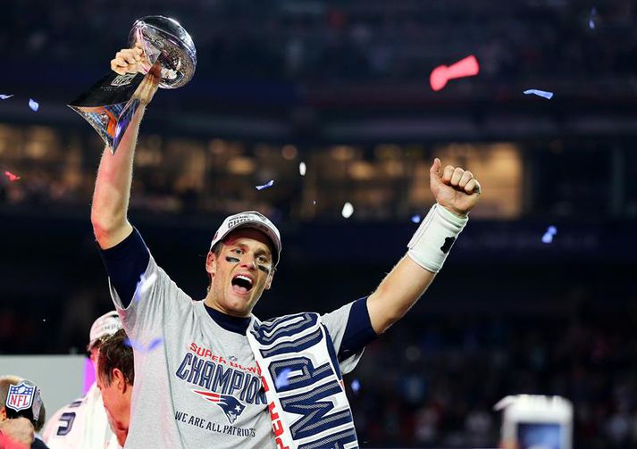 Patriots vann leikinn gegn Colts og varð síðan meistari á ævintýralegan hátt. Brady fagnar hér eftir Super Bowl.