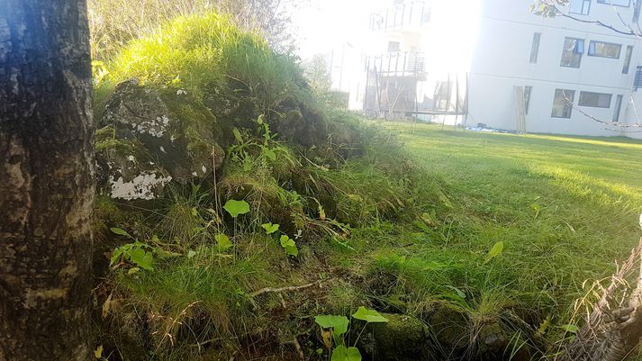 Álfahólnum við Reykjamörk 2 verður þyrmt. 