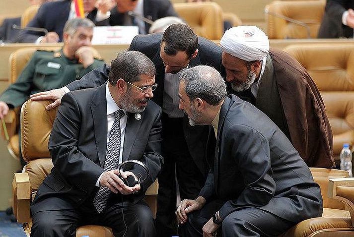 Mohammed Morsi og Ali Akbar Velayati Forseti Egyptalands á tali við fyrrverandi utanríkisráðherra Írans á leiðtogafundinum í gær.nordicphotos/AFP