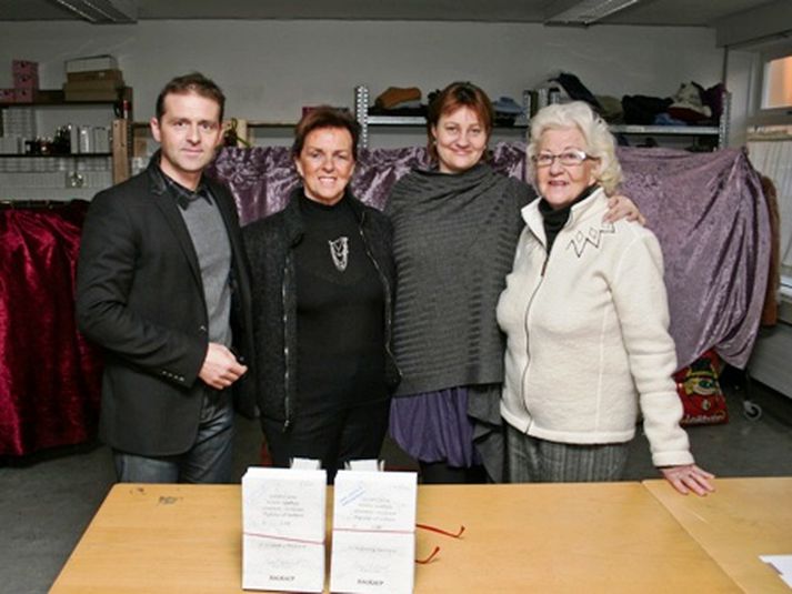 Gunnar Ingi Sigurðsson, framkvæmdastjóri, og Arndís Arnarsdóttir, starfsmannafulltrúi, Ragnhildur Guðmundsdóttir og Margrét K. Sigurðardóttir frá Mæðrastyrksnefnd.