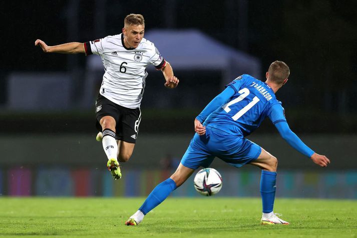Joshua Kimmich í sókn gegn Íslandi en Brynjar Ingi Bjarnason til varnar, í leik í undankeppni HM á Laugardalsvelli í haust.