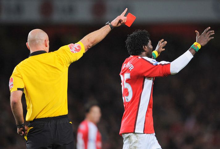 Howard Webb sendir hér Adebayor af velli.
