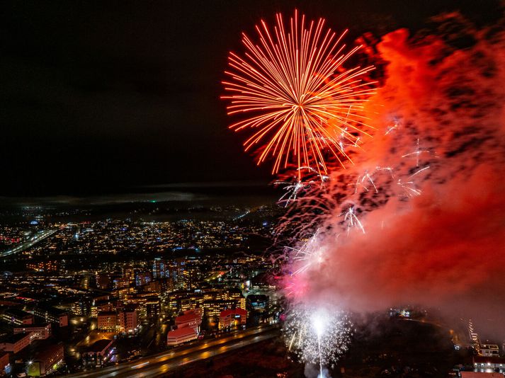 Frá flugeldasýningu Hjálparsveita skáta í Kópavogi.
