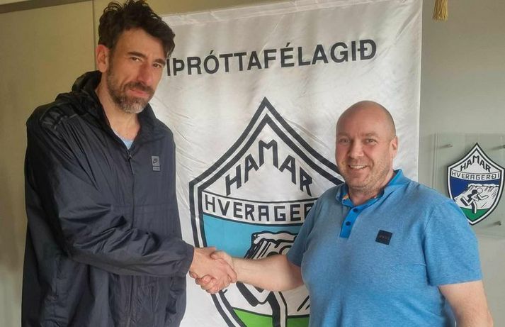 Fotis Lampropoulos boðinn velkominn í Hamar af Tryggva formanni.