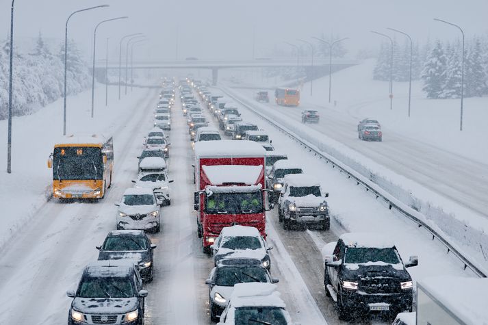 Strætisvagnar hafa víða verið á eftir áætlun, en útlit er fyrir að það ástand vari áfram fram eftir degi.