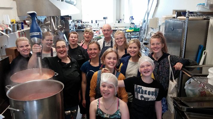 Það var fríður flokkur fólks sem stóð að súpugerðinni í aðdraganda stóru helgarinnar.