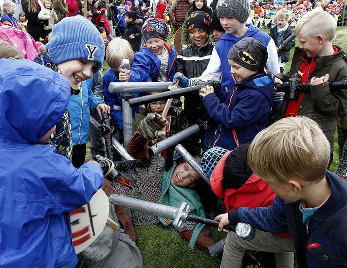 Hópur lítilla víkinga hefur sigrað kennara sinn, Tandra Auralokk, eftir að hafa lært allt um skylmingar í Víkingaskólanum.