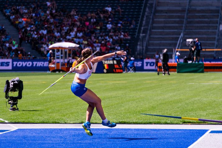 Ásdís Hjálmsdóttir kastar spjótinu