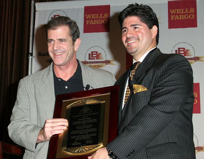 Leikarinn og leikstjórinn Mel Gibson fær verðlaunin afhent í Los Angeles.